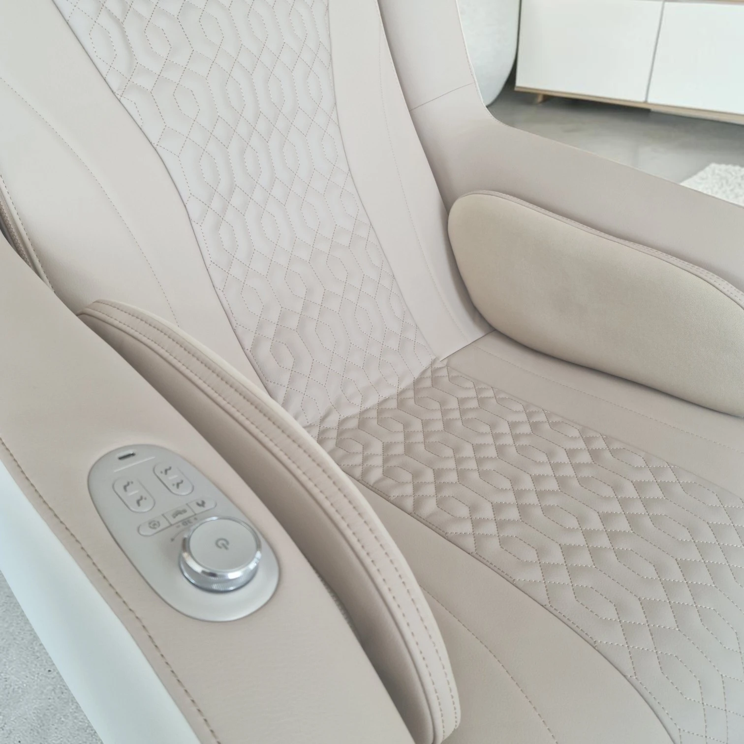 Massagesessel und Relaxsessel RelaxxOne in beige