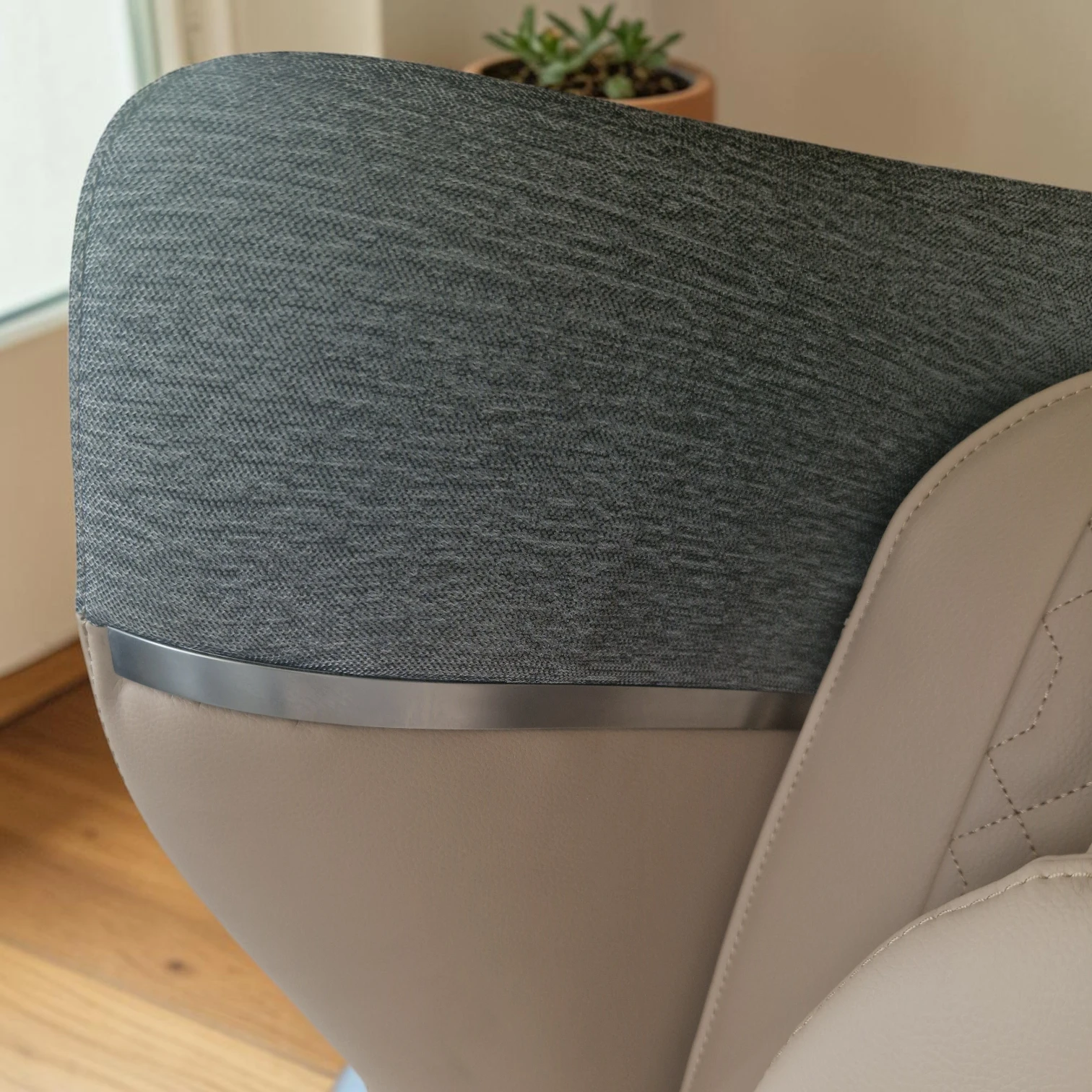 Massagesessel und Relaxsessel RelaxxOne in beige