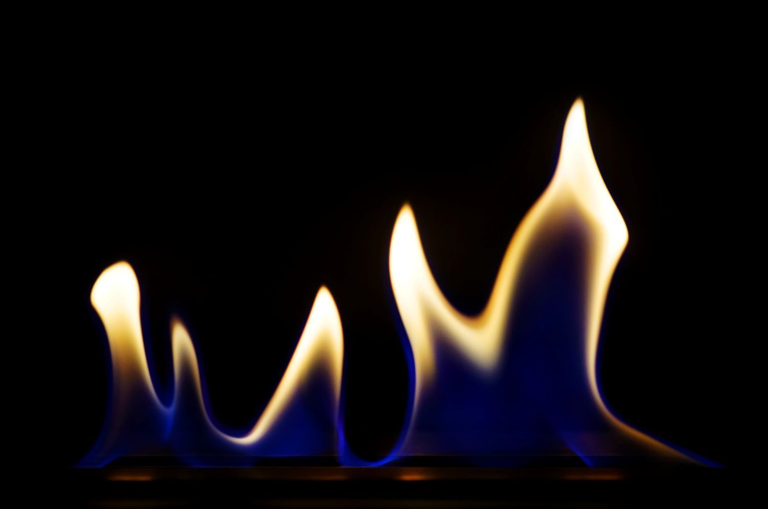 Kaminromantik im Schlafzimmer: Ethanol-Kamin sicher nutzen und genießen