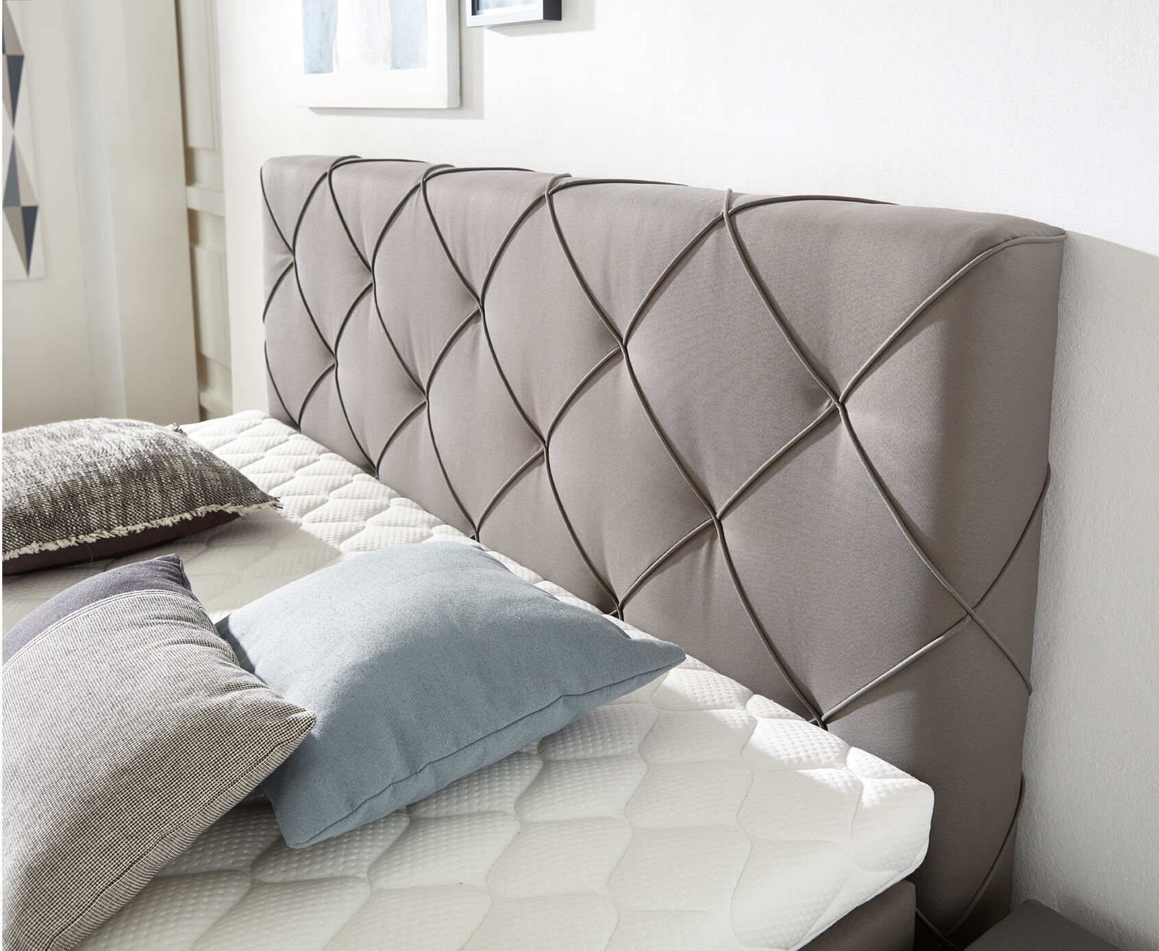 Boxspringbett 140 cm: Kompakter Luxusschlaf für Singles und Paare